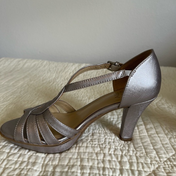 Shoes, heels, strap/buckle style - Picture 4 of 11